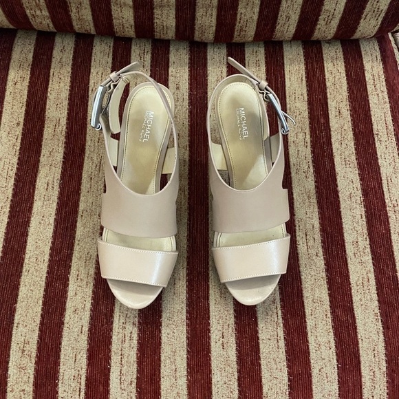 NWOT Michael Kors tan heels with silver side buckle. Leather upper Size 8 - Picture 1 of 12